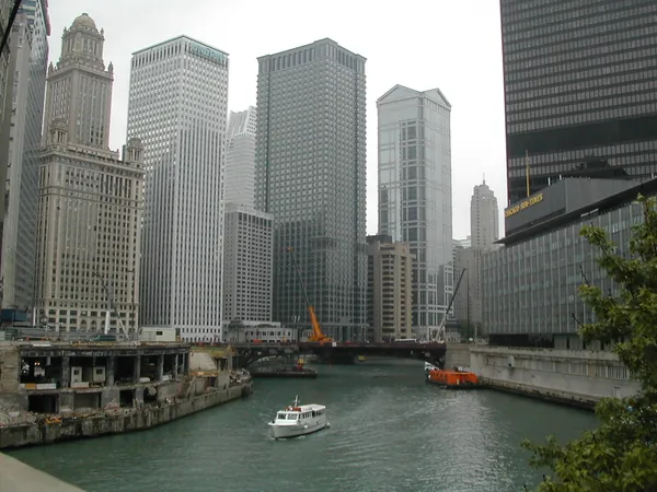 Boats and buildings along the Chicago River.