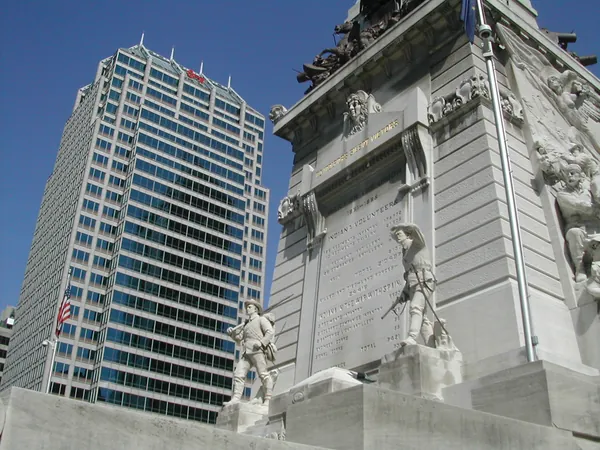 The monument framed by nearby buildings.